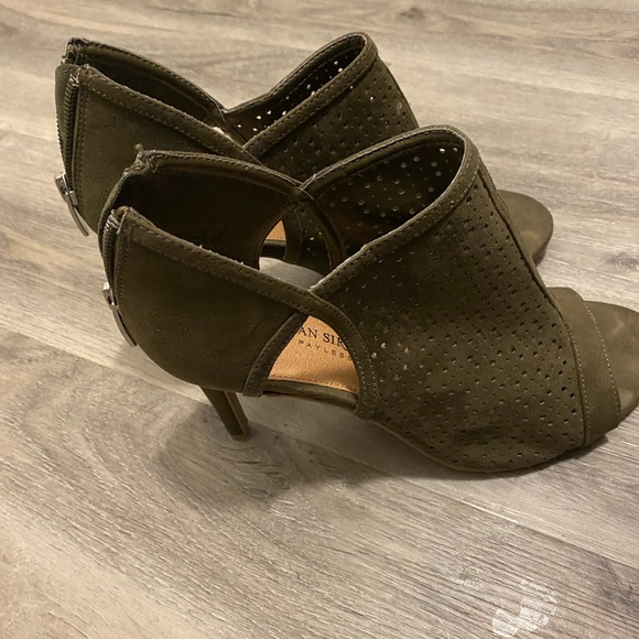 Like New Heels - Picture 3 of 3